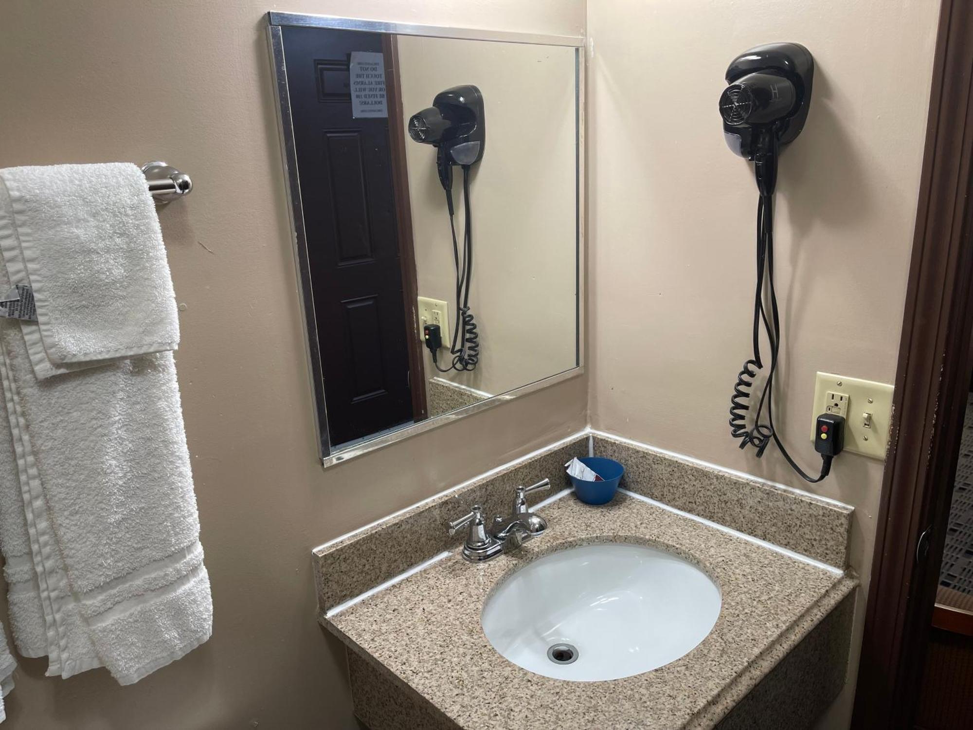 Economy Inn & Suites Ashtabula Zewnętrze zdjęcie
